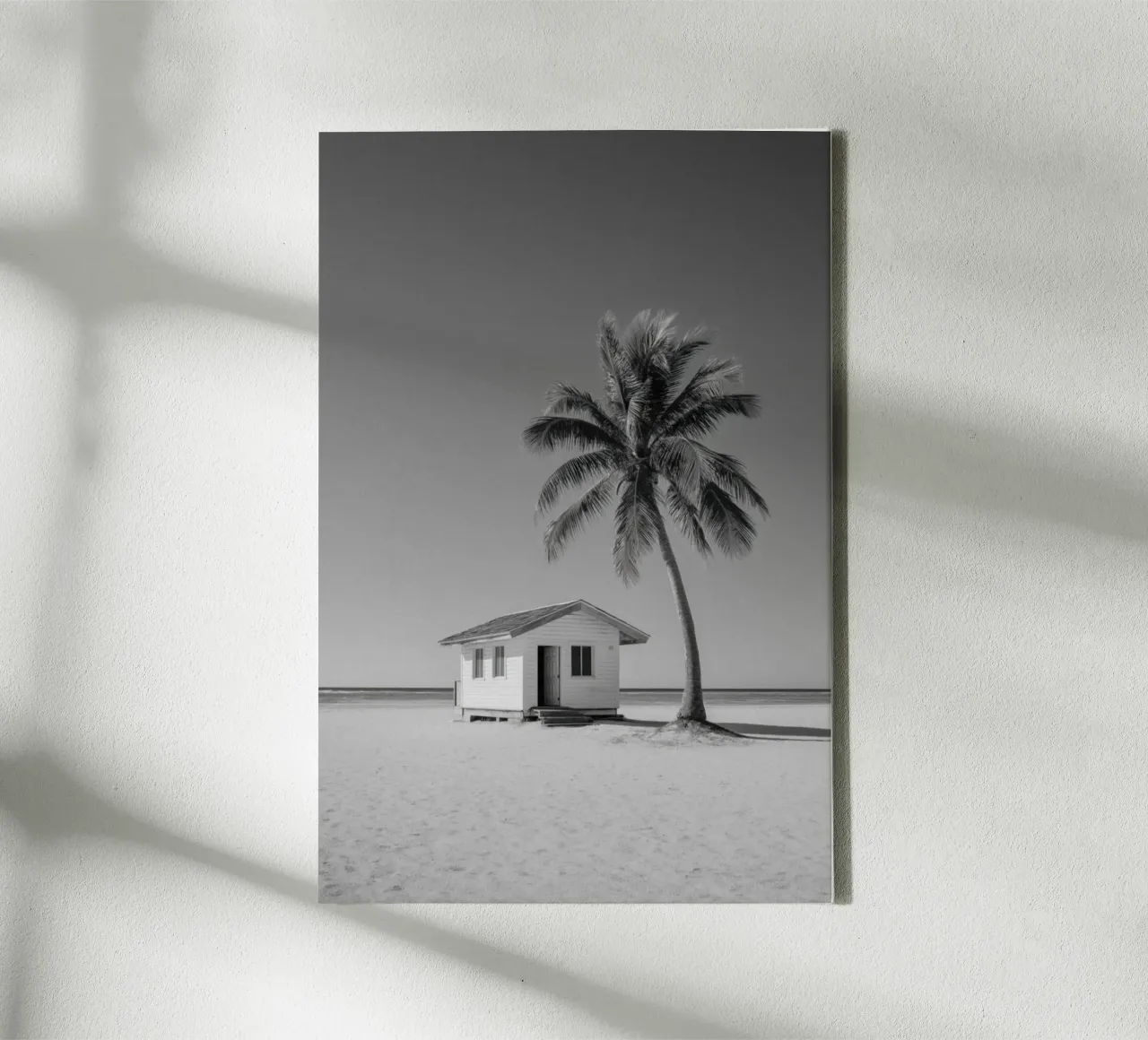 Capanna sulla spiaggia e palma in bianco e nero tela con Cornice a cassetta da Indigo Tides Art