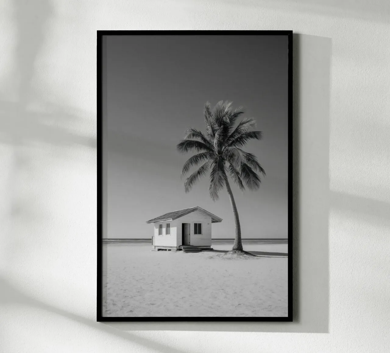 Capanna sulla spiaggia e palma in bianco e nero carta hahnemühle da Indigo Tides Art
