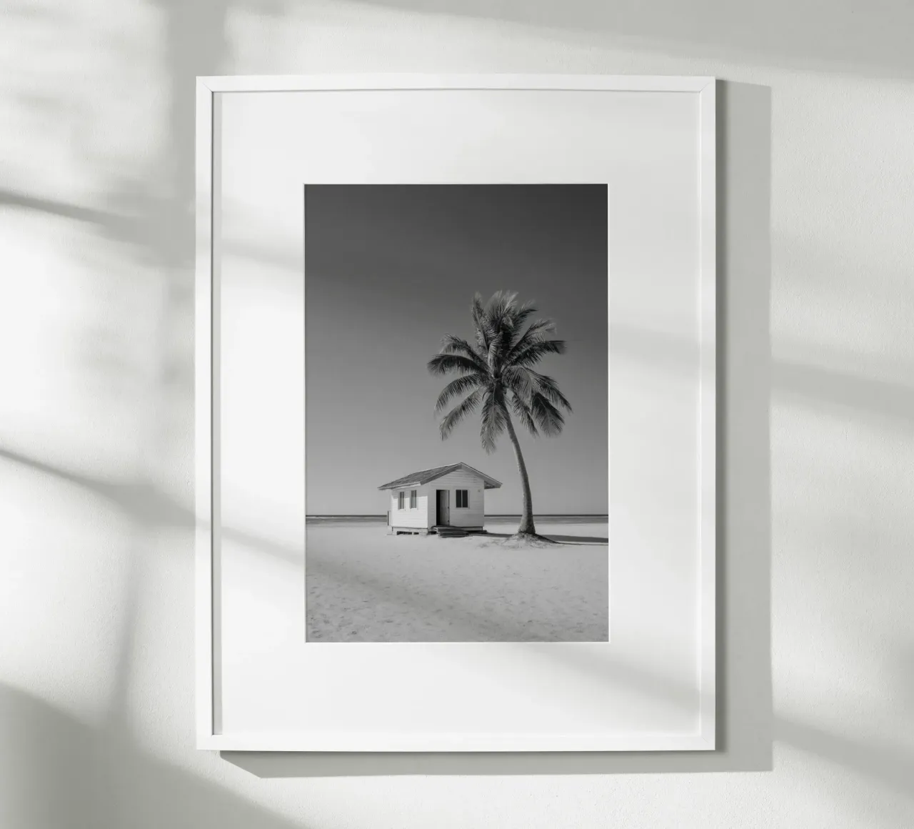 Capanna sulla spiaggia e palma in bianco e nero carta hahnemühle da Indigo Tides Art