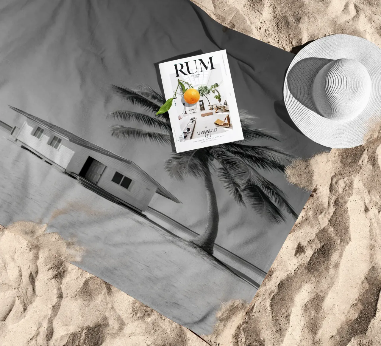 Capanna sulla spiaggia e palma in bianco e nero telo mare da Indigo Tides Art
