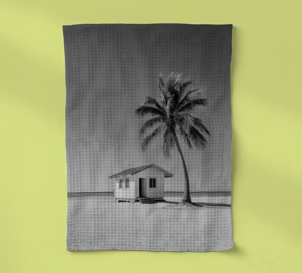 Capanna sulla spiaggia e palma in bianco e nero canovaccio da cucina da Indigo Tides Art