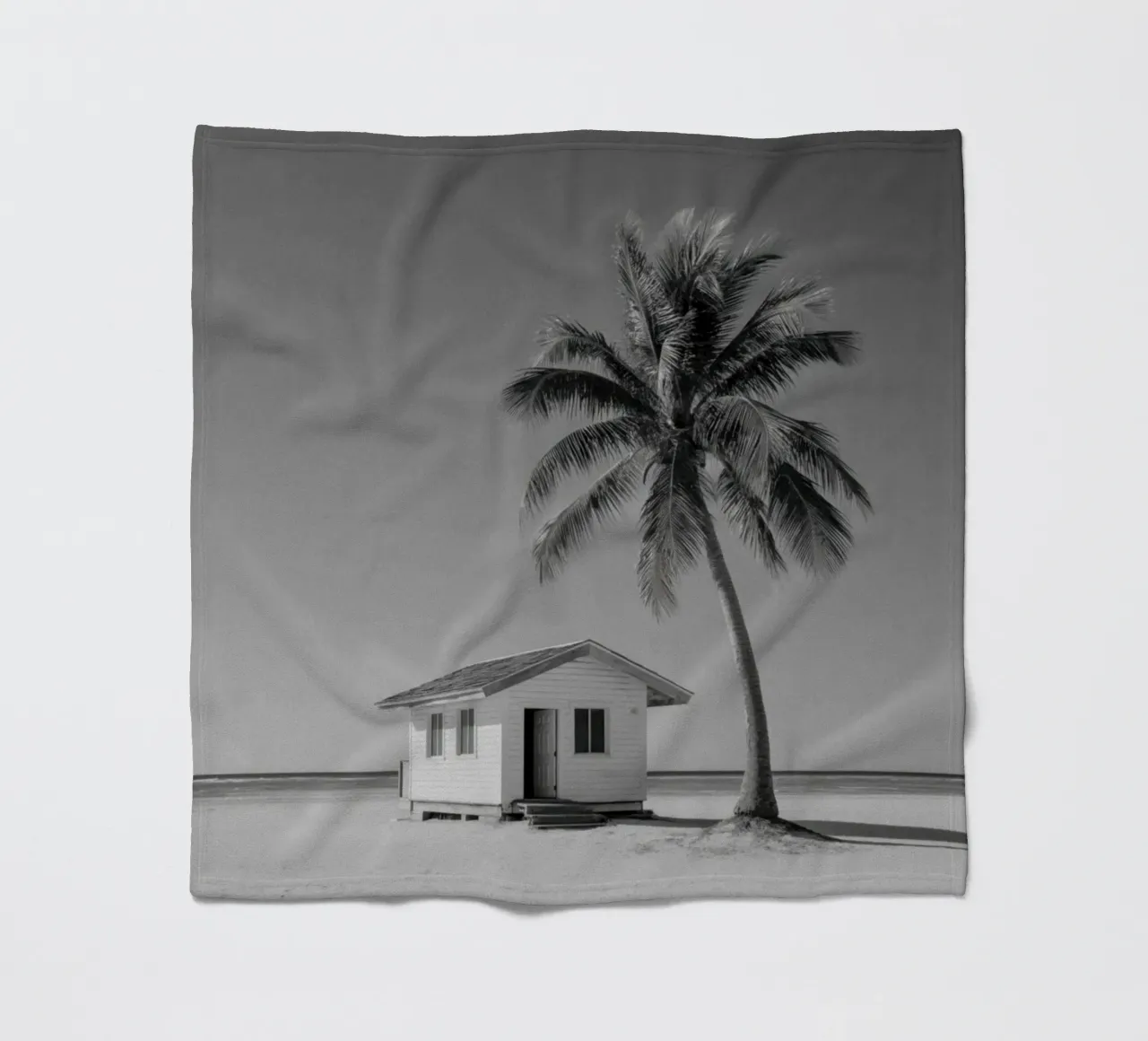 Capanna sulla spiaggia e palma in bianco e nero coperta in pile da Indigo Tides Art