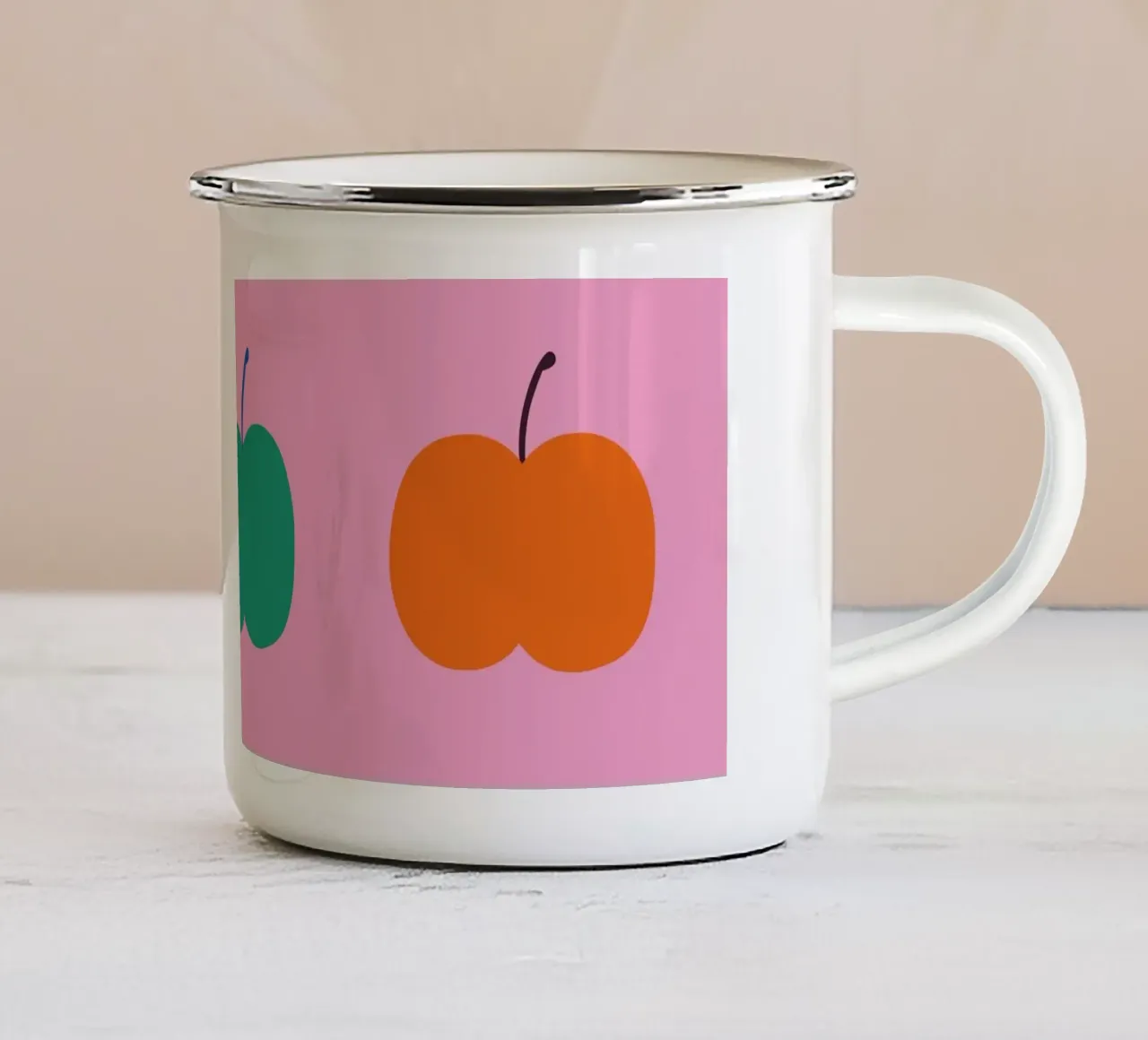 Big red apple tazza in smalto da Susann Stefanizen