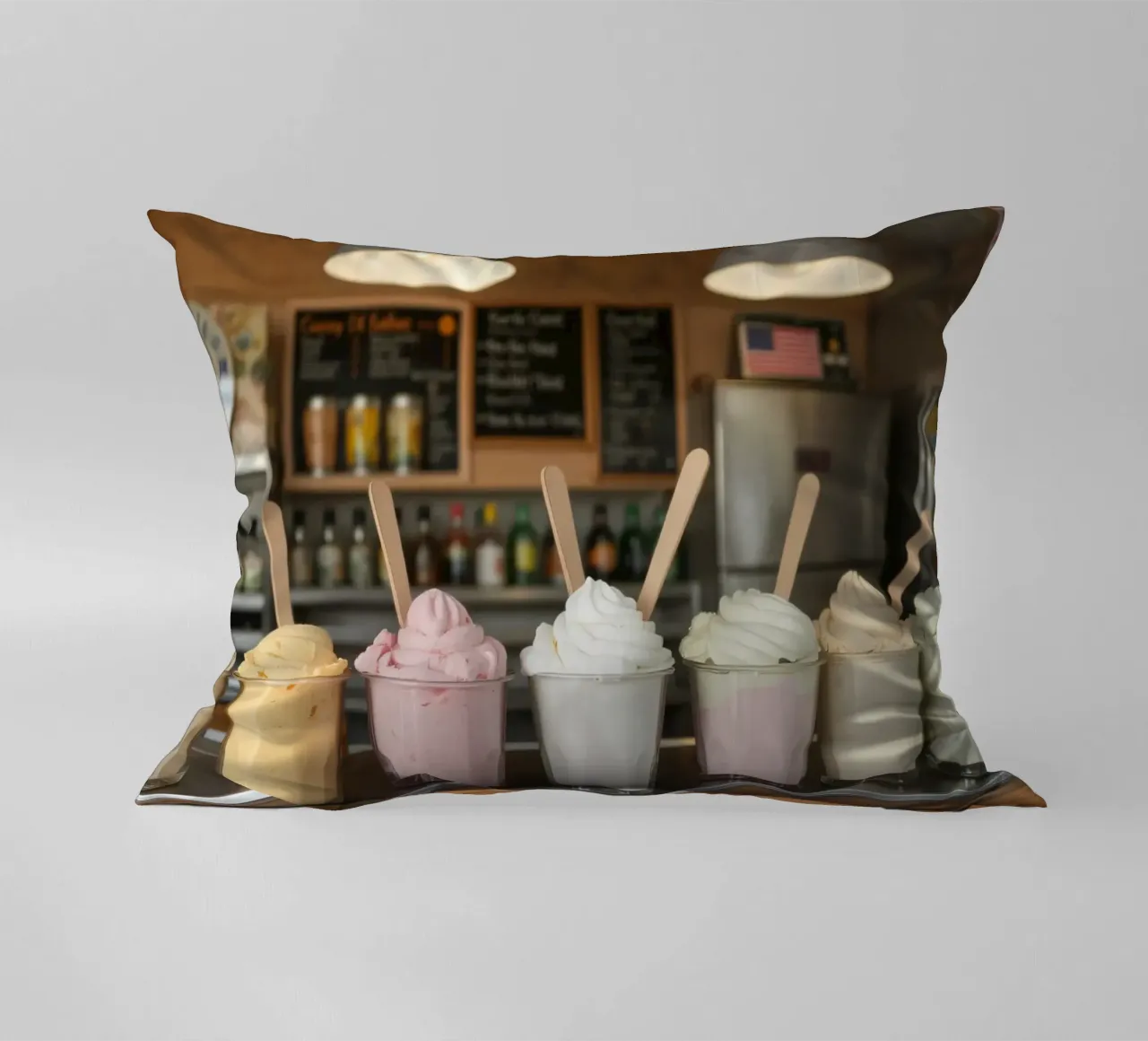 Varietà di deliziosi gusti di gelato soft serve esposti cuscino da DesignDoodle