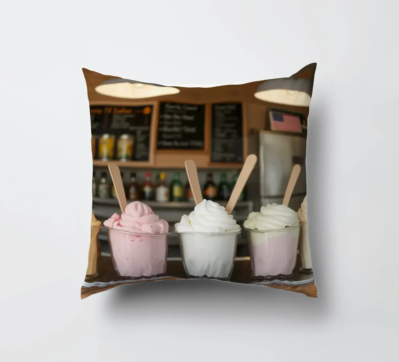 Varietà di deliziosi gusti di gelato soft serve esposti cuscino da DesignDoodle