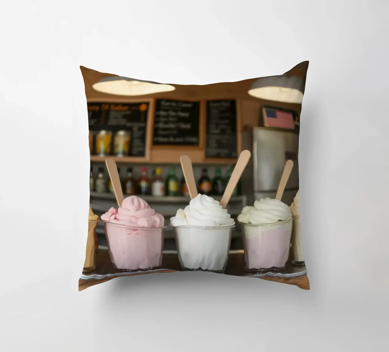 Varietà di deliziosi gusti di gelato soft serve esposti cuscino da DesignDoodle