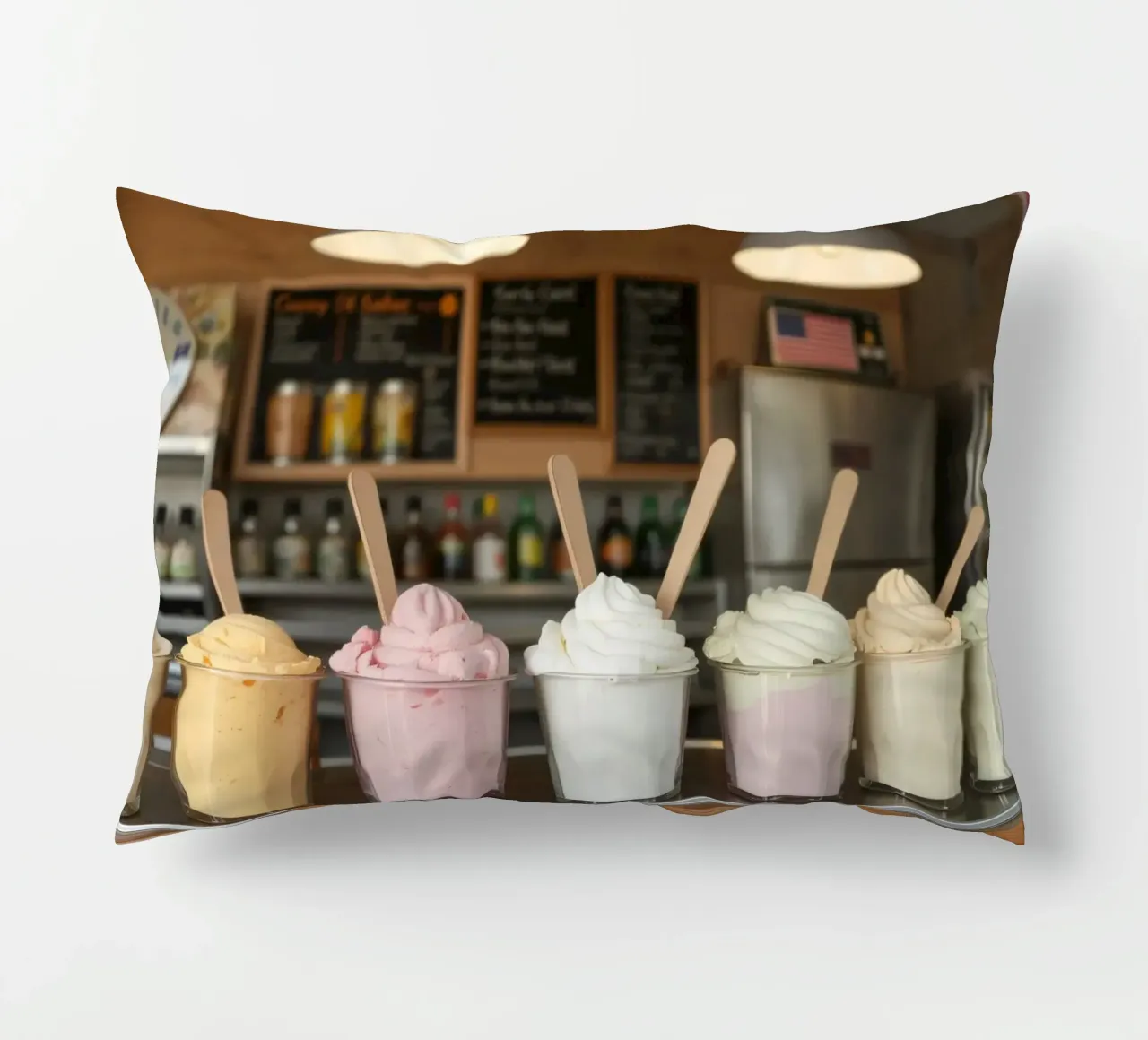 Varietà di deliziosi gusti di gelato soft serve esposti cuscino da DesignDoodle