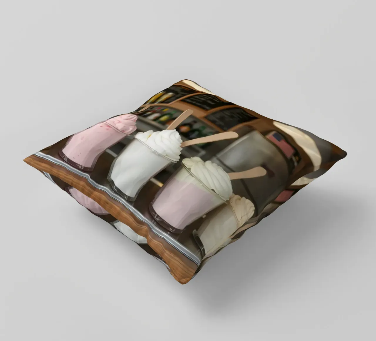 Varietà di deliziosi gusti di gelato soft serve esposti cuscino da DesignDoodle