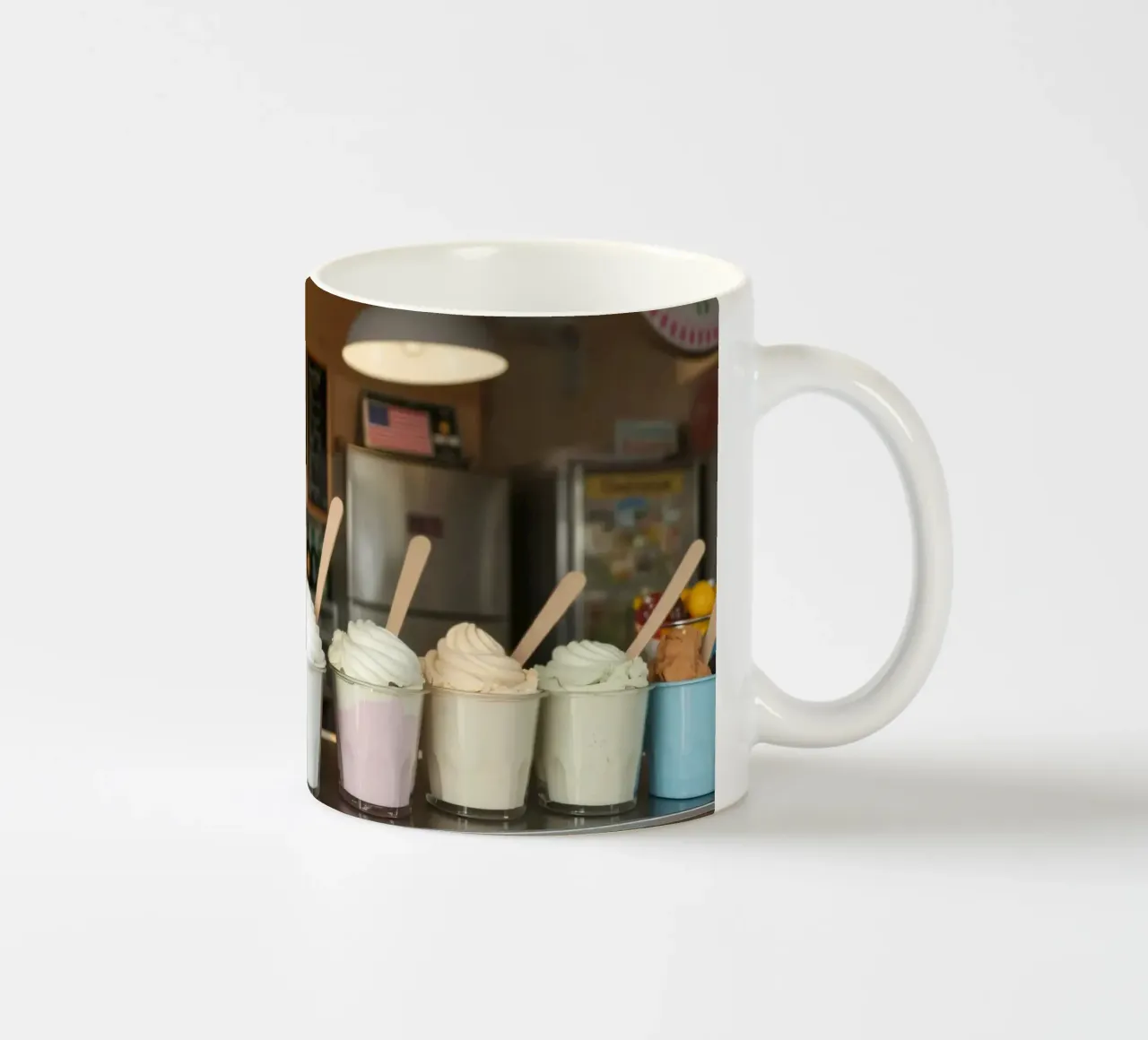 Varietà di deliziosi gusti di gelato soft serve esposti tazza in ceramica da DesignDoodle