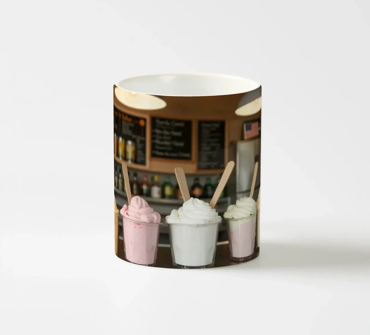 Varietà di deliziosi gusti di gelato soft serve esposti tazza in ceramica da DesignDoodle