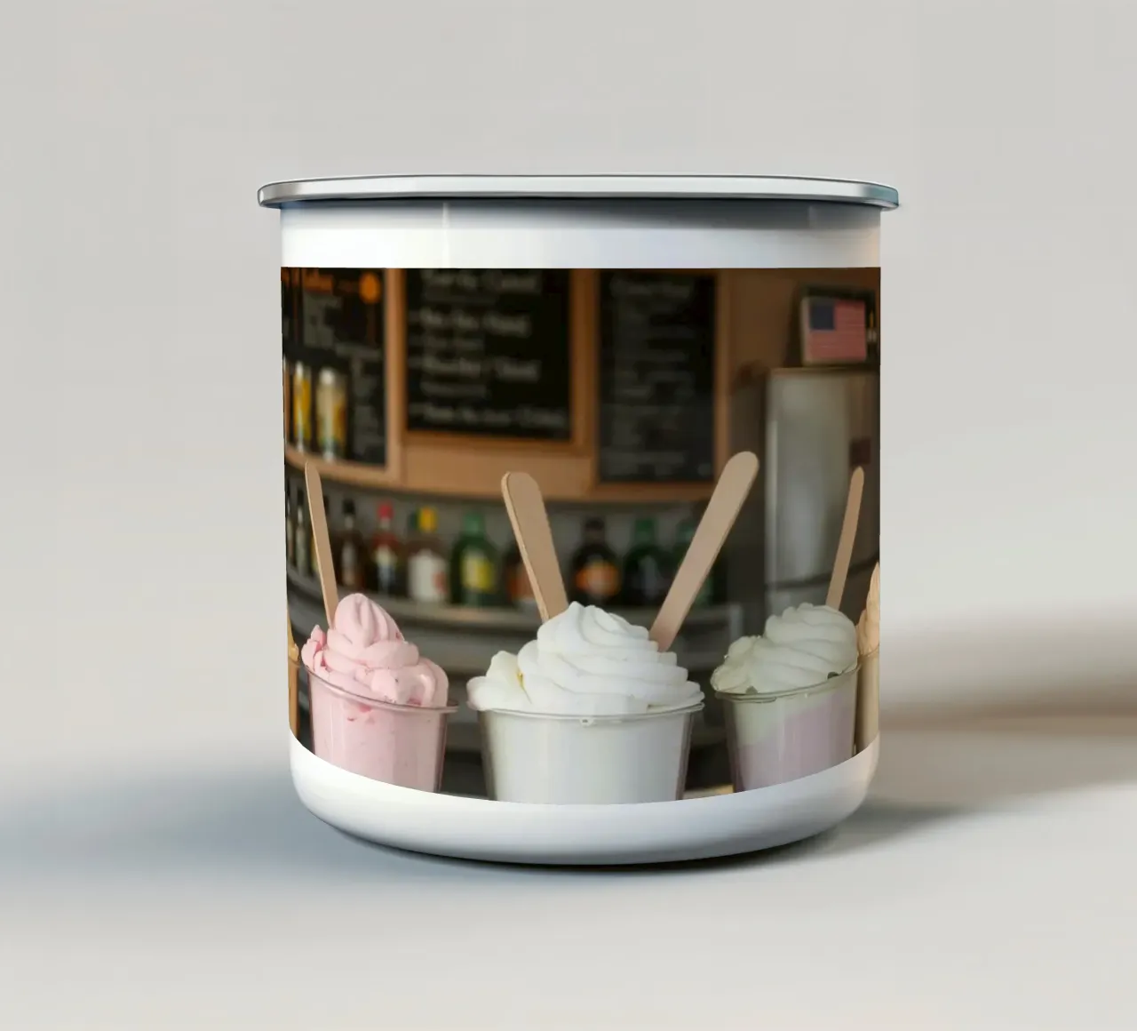 Varietà di deliziosi gusti di gelato soft serve esposti tazza in smalto da DesignDoodle
