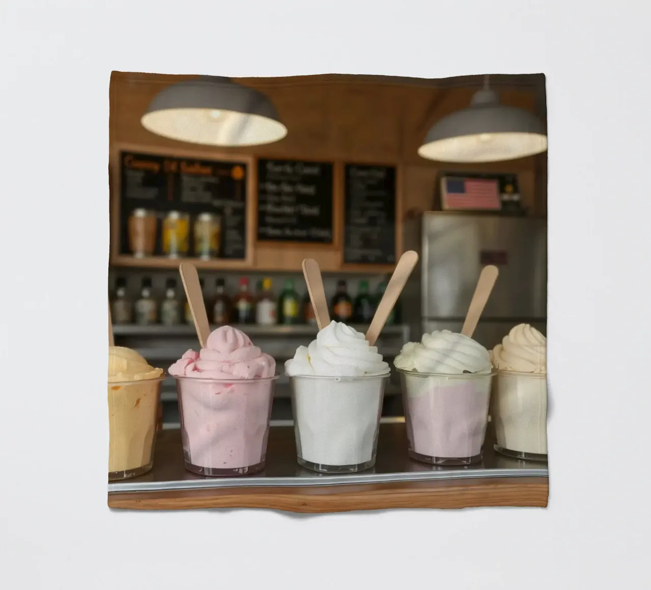 Varietà di deliziosi gusti di gelato soft serve esposti coperta in pile da DesignDoodle