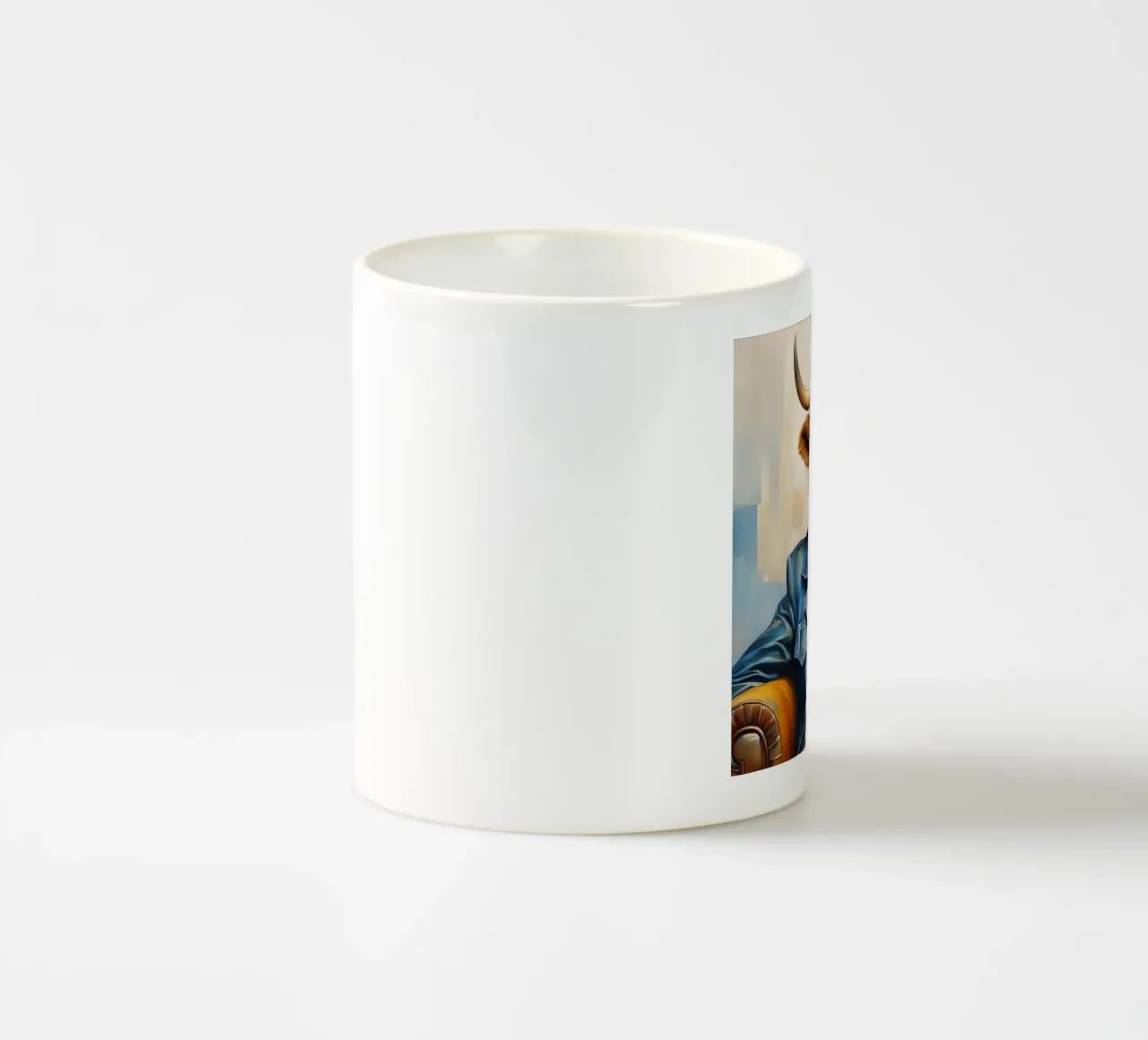 Mucca Highland che si rilassa con occhiali da sole e giacca blu tazza in ceramica da Take Your Art BV