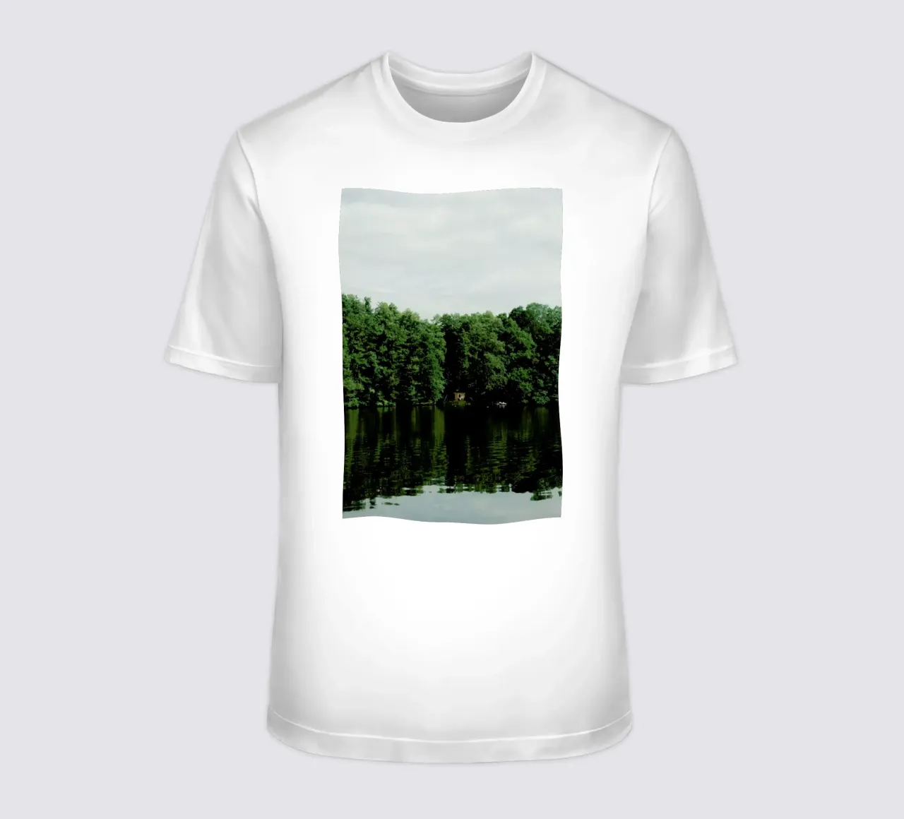 House At The Lake t-shirt da Sebastian Hilgetag