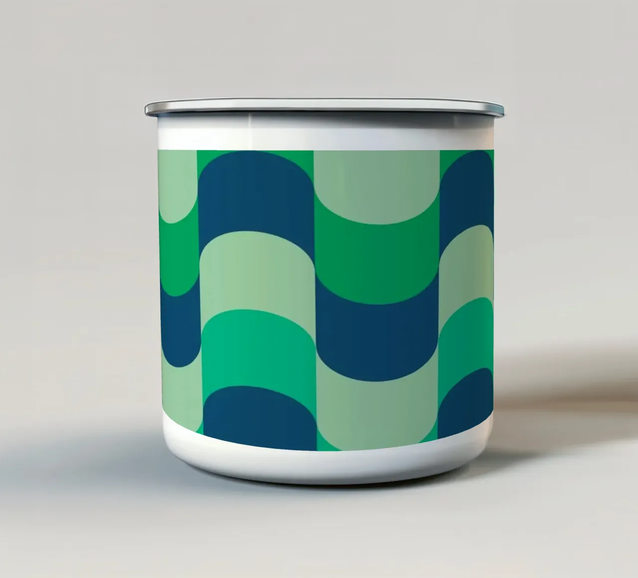 Onde retrò verde e blu tazza in smalto da Studio Vibe