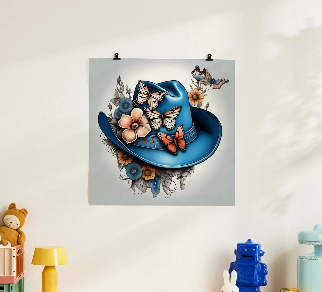 Cappello da cowboy blu, con fiori e farfalle_1 poster con telaio in legno da Farb- und Blütenzauber by LK