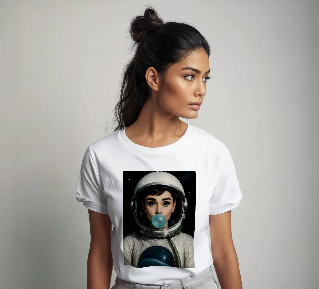 AUDREY HEPBURN CHICLE ASTRONAUTA ESPACIAL camiseta de ARTOMATIC