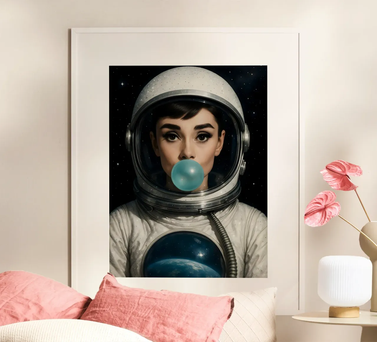 AUDREY HEPBURN BUBBLEGUM ASTRONAUTA SPAZIALE poster con telaio in alluminio da ARTOMATIC