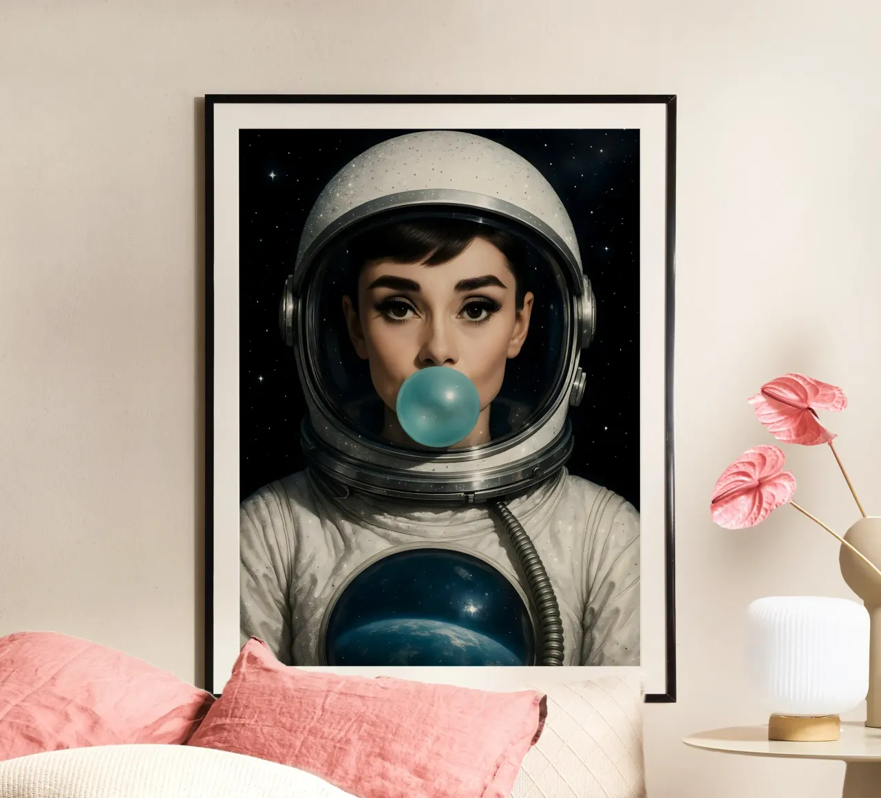 AUDREY HEPBURN BUBBLEGUM ASTRONAUTA SPAZIALE poster con telaio in alluminio da ARTOMATIC