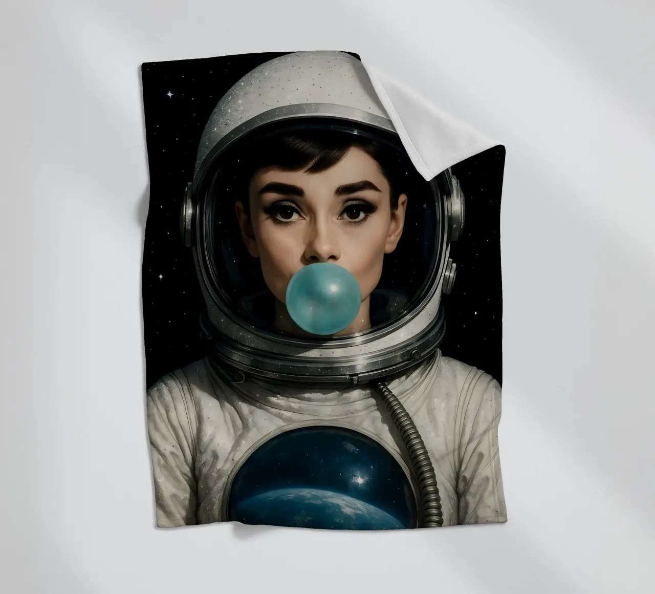 AUDREY HEPBURN BUBBLEGUM SPACE ASTRONAUT Fleecedecke von ARTOMATIC