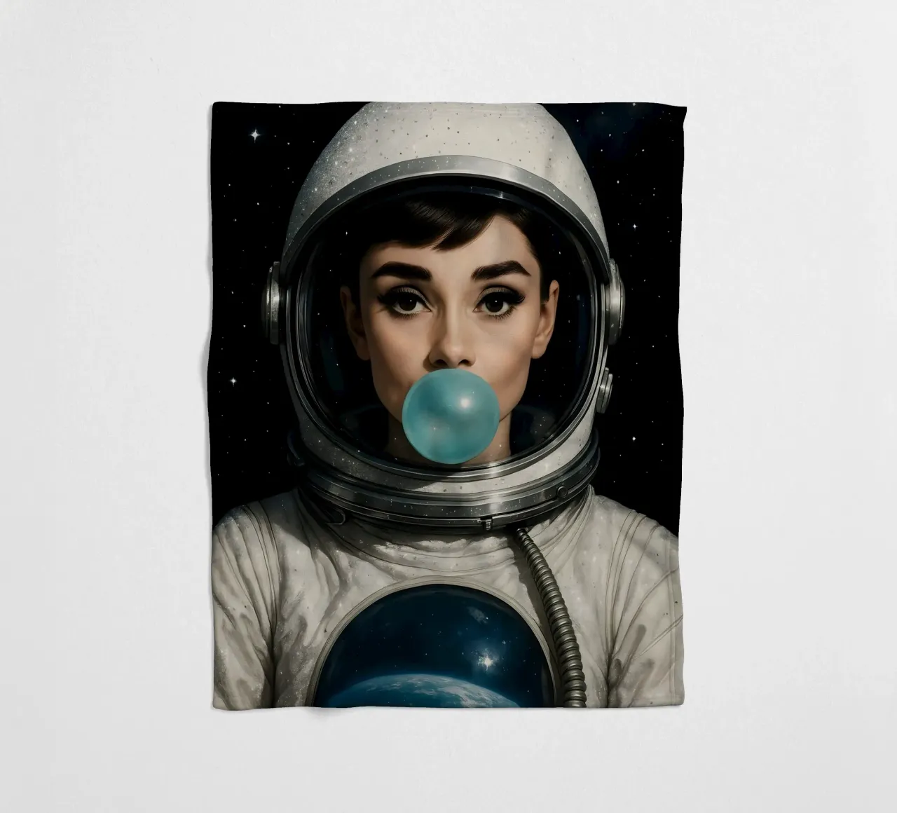 AUDREY HEPBURN BUBBLEGUM SPACE ASTRONAUT Fleecedecke von ARTOMATIC