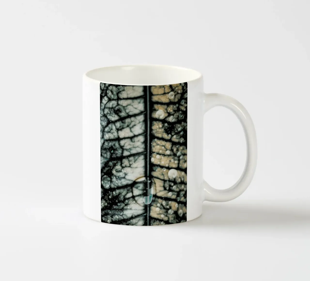 The Rain tazza in ceramica da Ingrid Beddoes
