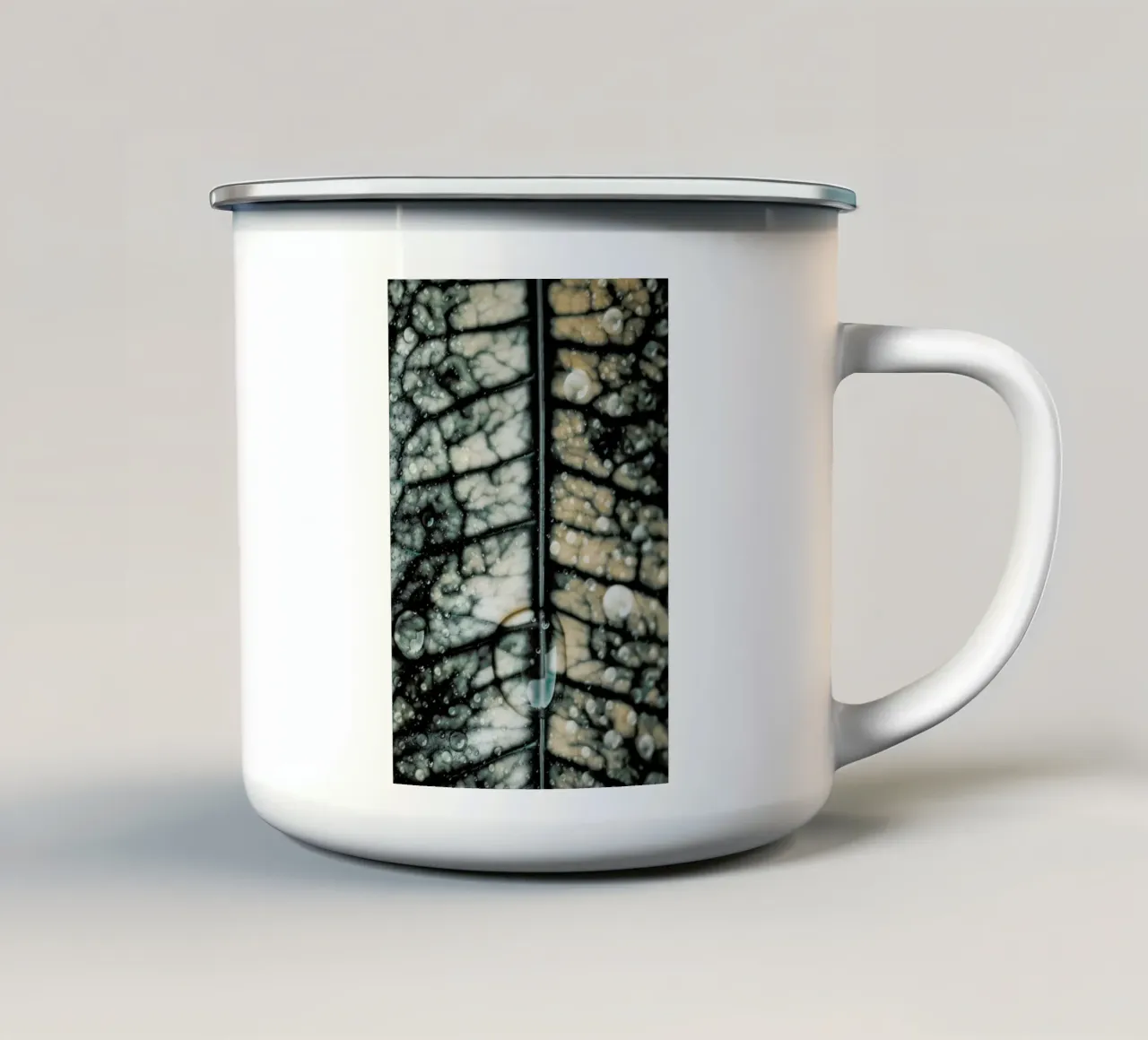 The Rain tazza in smalto da Ingrid Beddoes