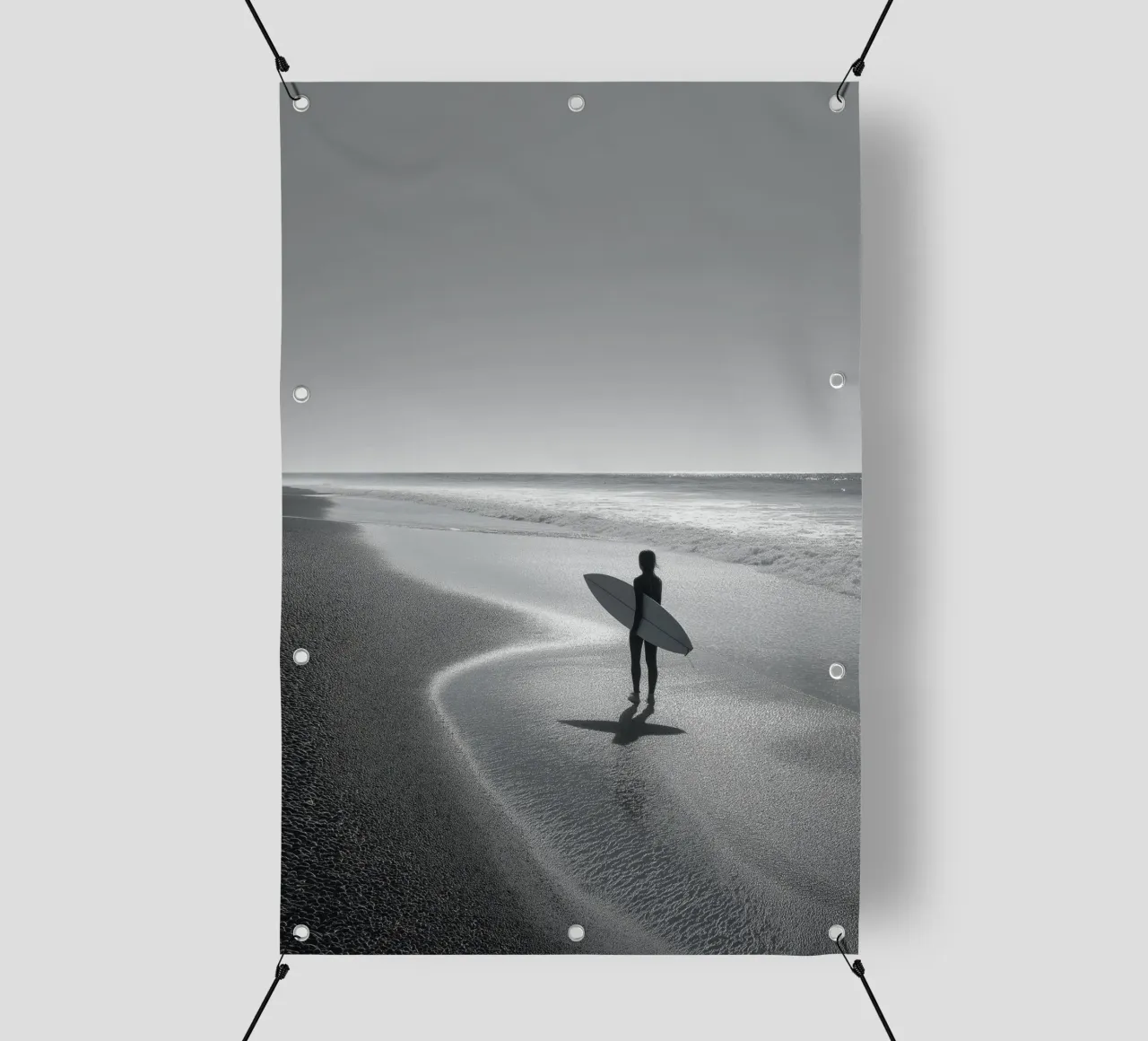 Surfista in bianco e nero sulla spiaggia telo in pvc da Indigo Tides Art