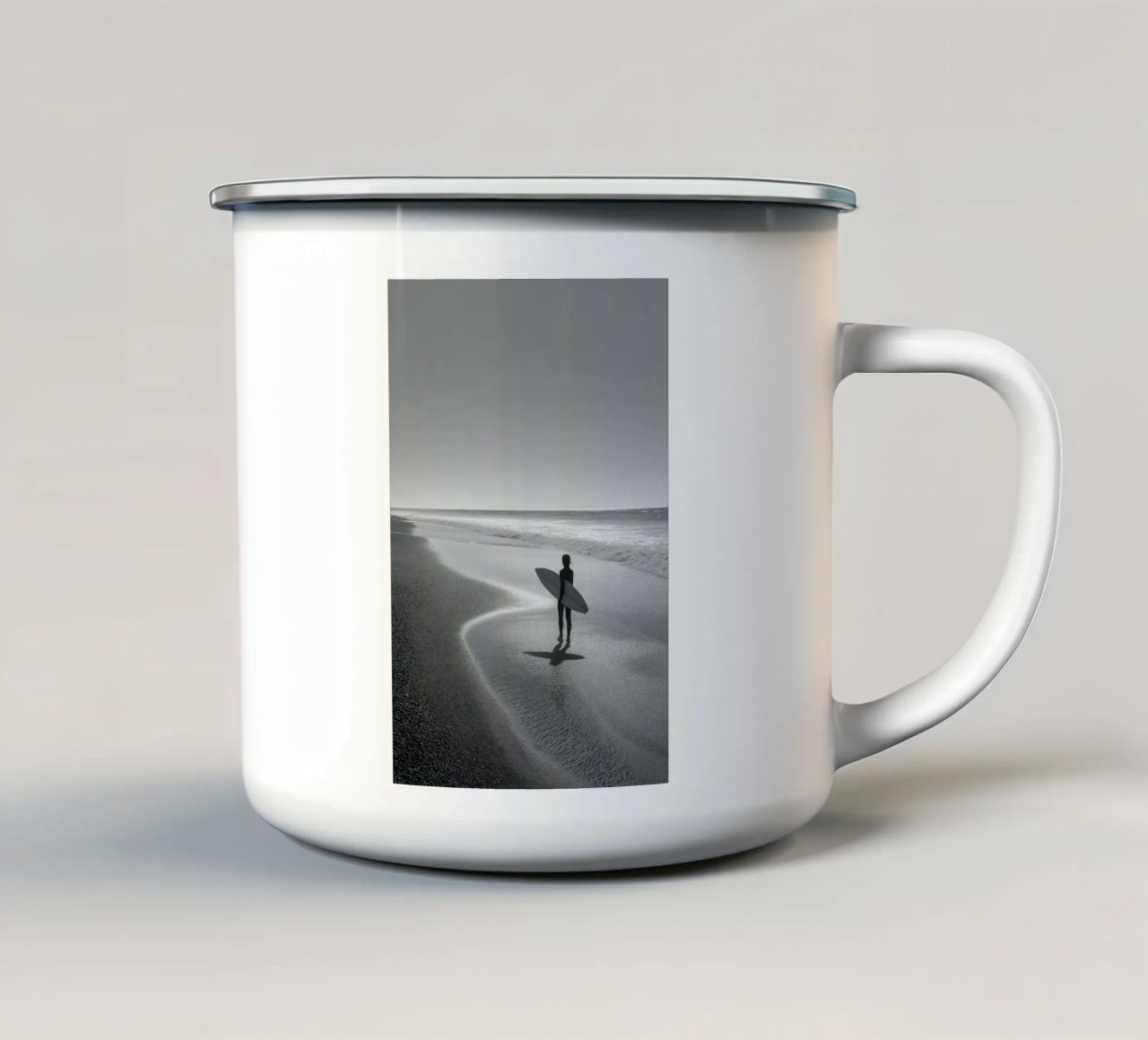 Surfista in bianco e nero sulla spiaggia tazza in smalto da Indigo Tides Art