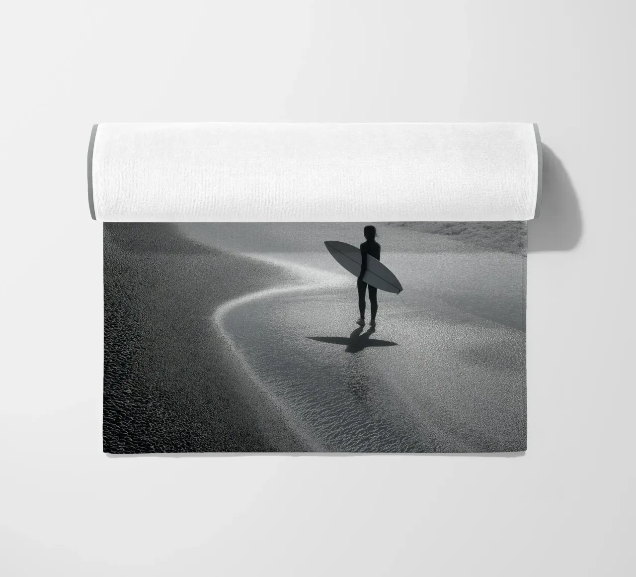 Surfista in bianco e nero sulla spiaggia telo mare da Indigo Tides Art