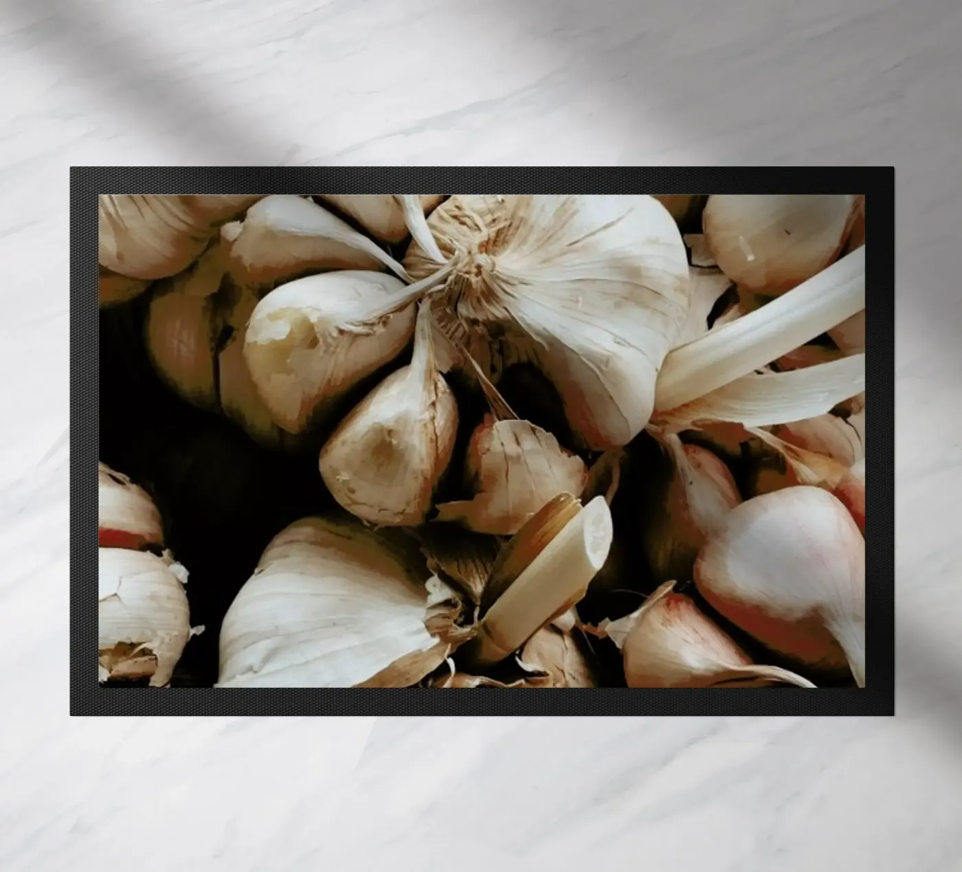 Kitchen Essentials – Garlic Fußmatte von Sebastian Hilgetag