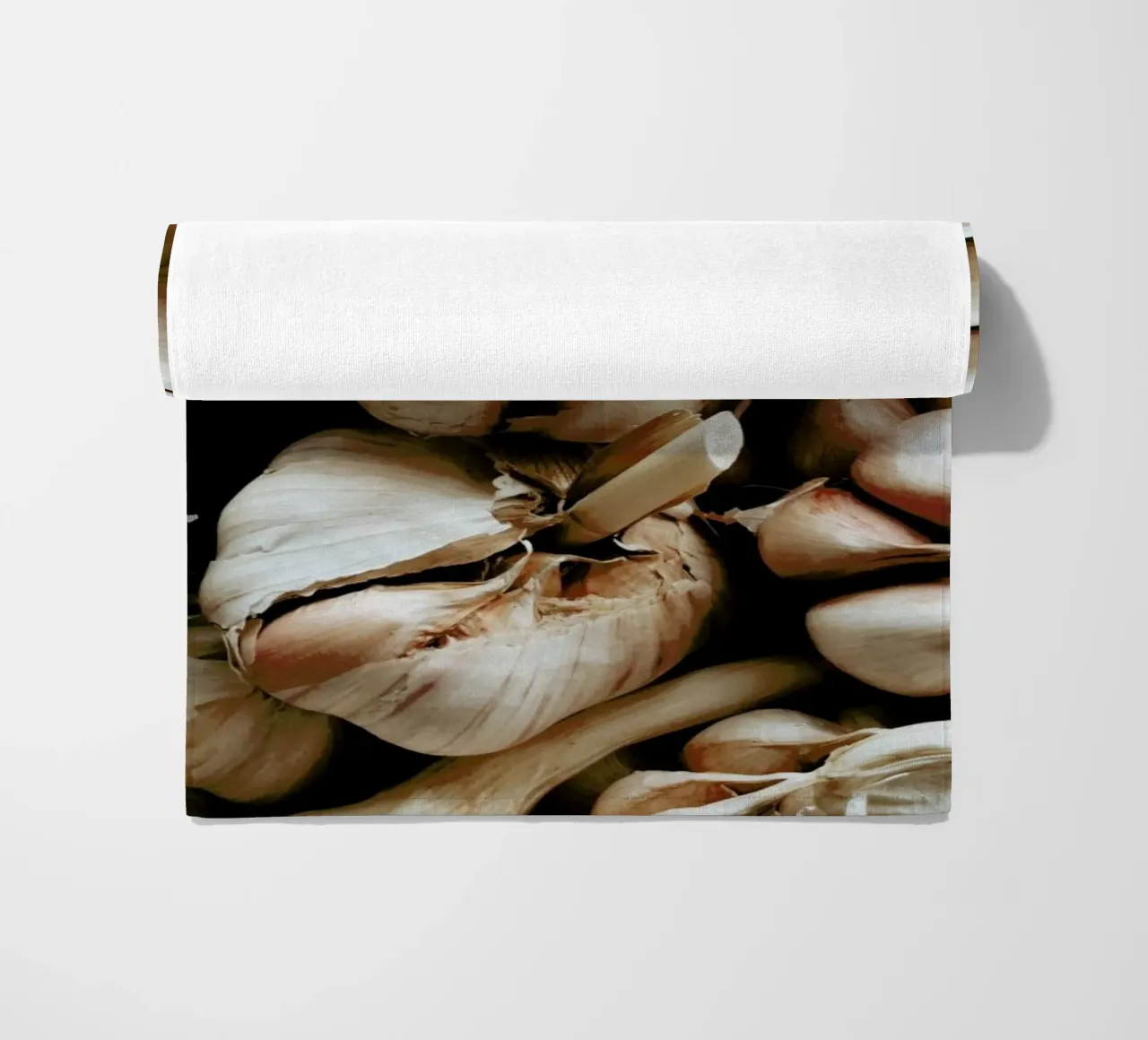 Kitchen Essentials – Garlic beach towel by Sebastian Hilgetag