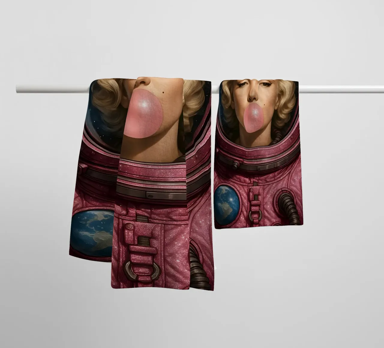 Astronauta spaziale con gomma da masticare Marilyn Monroe asciugamano da bagno da ARTOMATIC