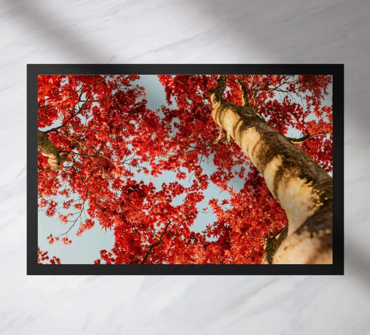 albero foglie rosse zerbino da Earthly Visions