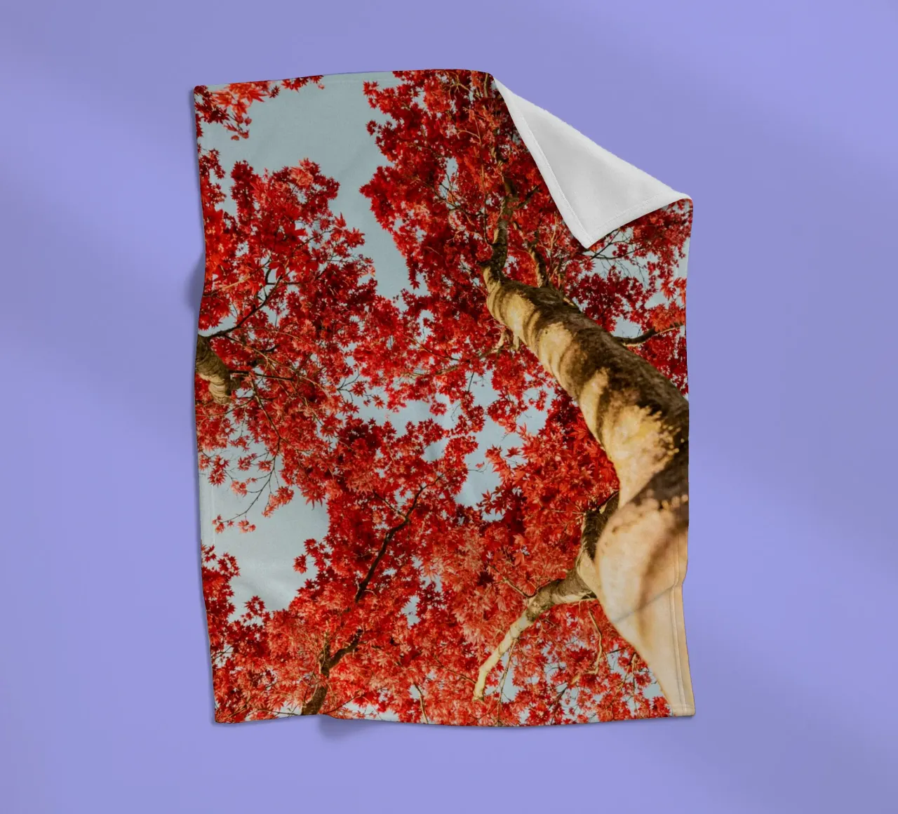 albero foglie rosse coperta in pile da Earthly Visions
