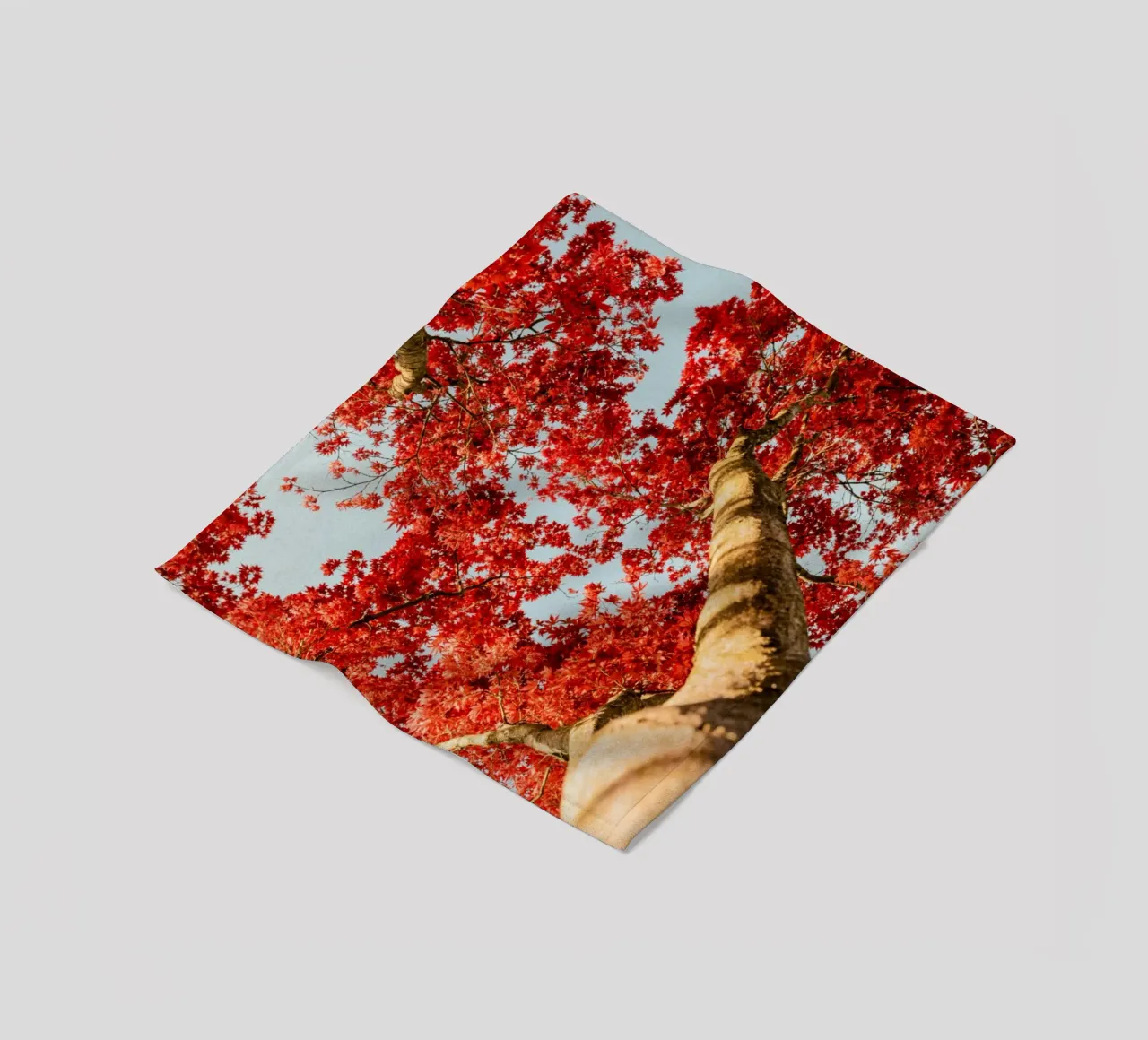albero foglie rosse coperta in pile da Earthly Visions