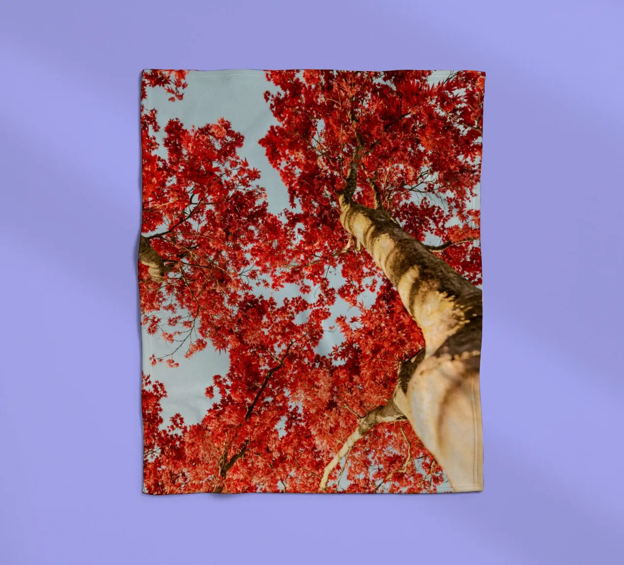 albero foglie rosse coperta in pile da Earthly Visions