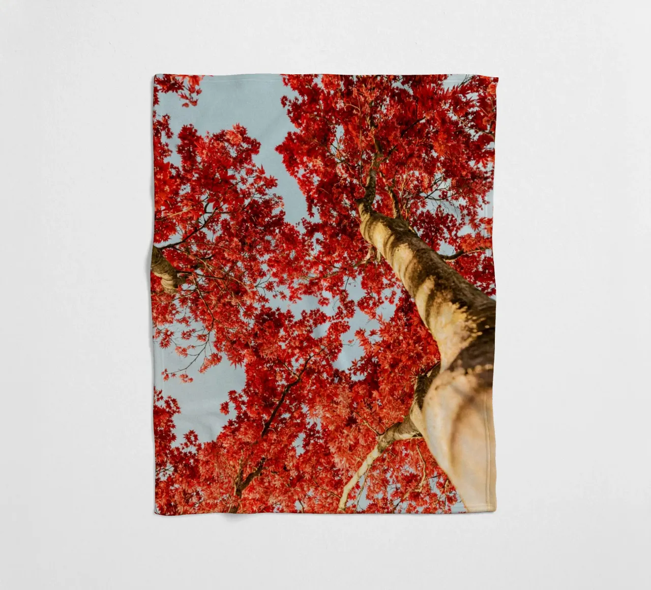 albero foglie rosse coperta in pile da Earthly Visions