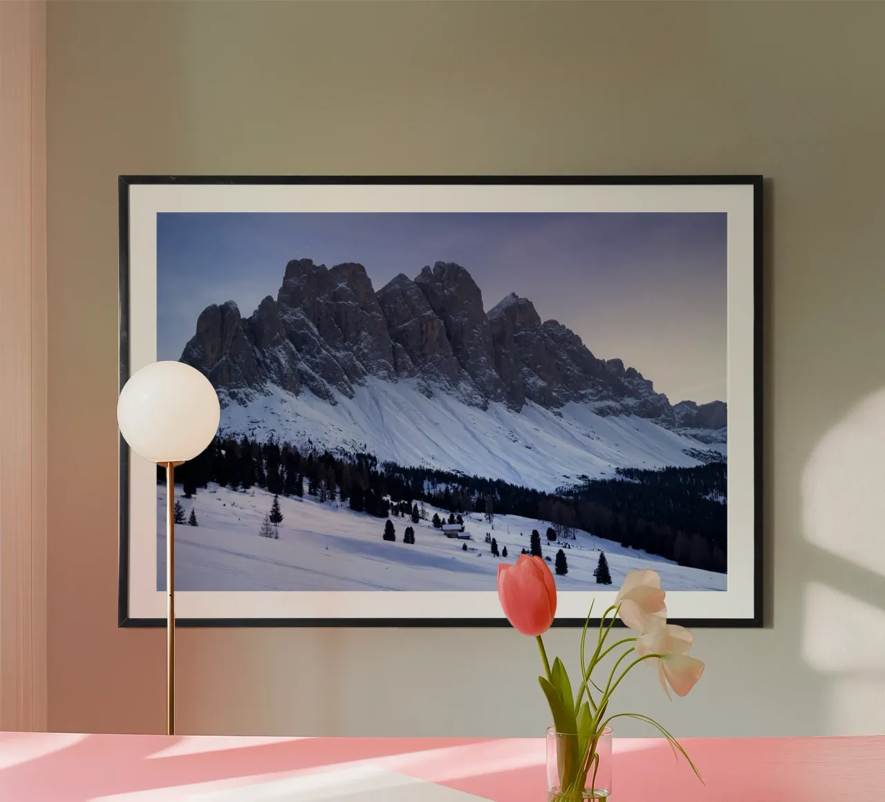 montagne neve poster con telaio in alluminio da Earthly Visions