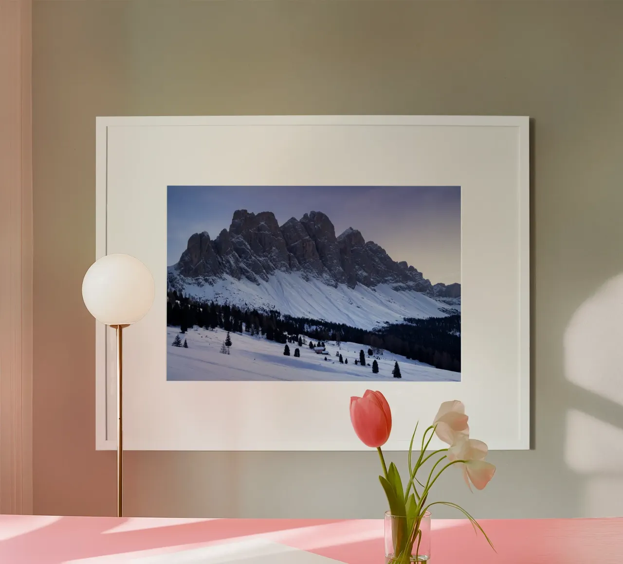 montagne neve poster con telaio in alluminio da Earthly Visions