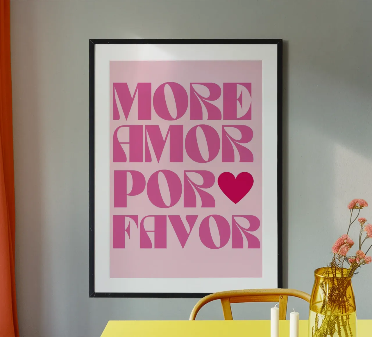 "More Amor Por Favor": tipografia rosa retrò e groovy poster con telaio in alluminio da pdigitalprints