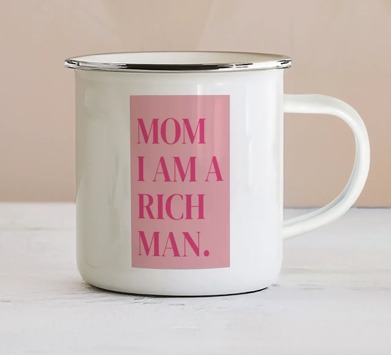 Tipografia "Mamma, sono un uomo ricco" per l'emancipazione femminile tazza in smalto da pdigitalprints