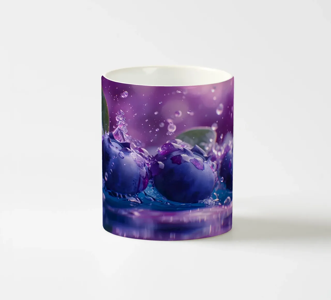 Spruzzata di mirtillo tazza in ceramica da M-Ulrich-Digital Art