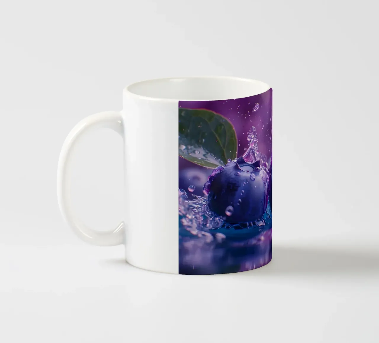 Spruzzata di mirtillo tazza in ceramica da M-Ulrich-Digital Art
