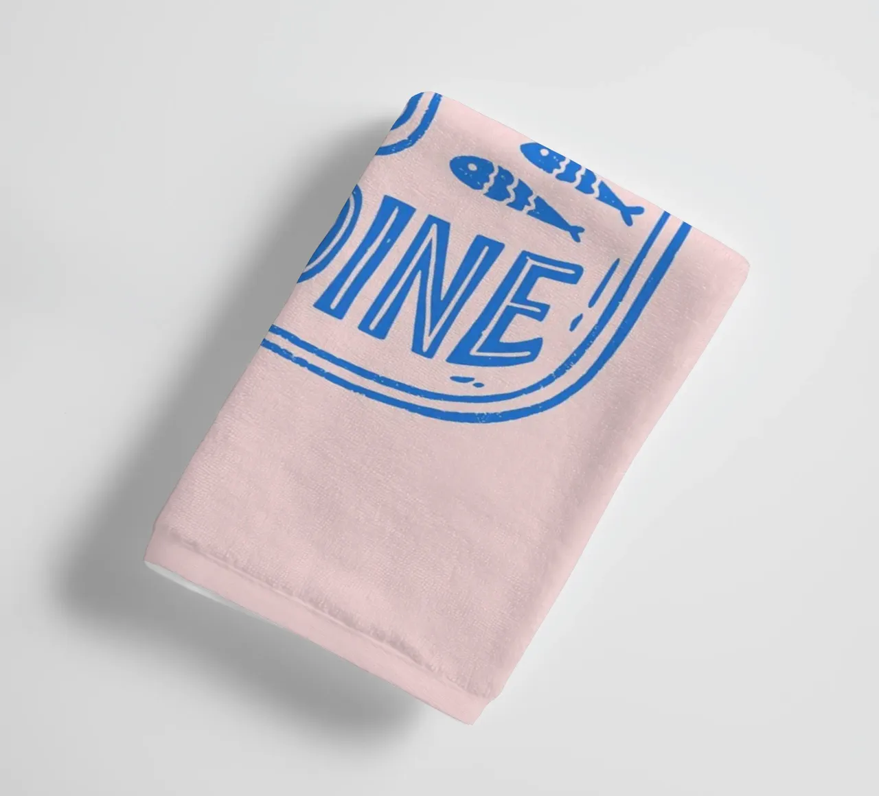 Quirky Blue Sardine Tin Illustration auf weichen rosa Hintergrund Handtuch von pdigitalprints