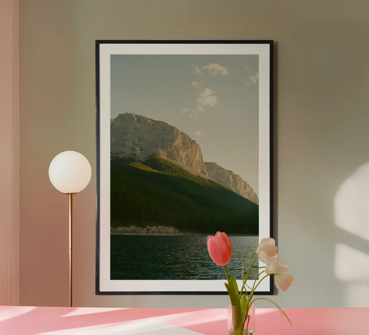 lago di montagna poster con telaio in legno da Earthly Visions