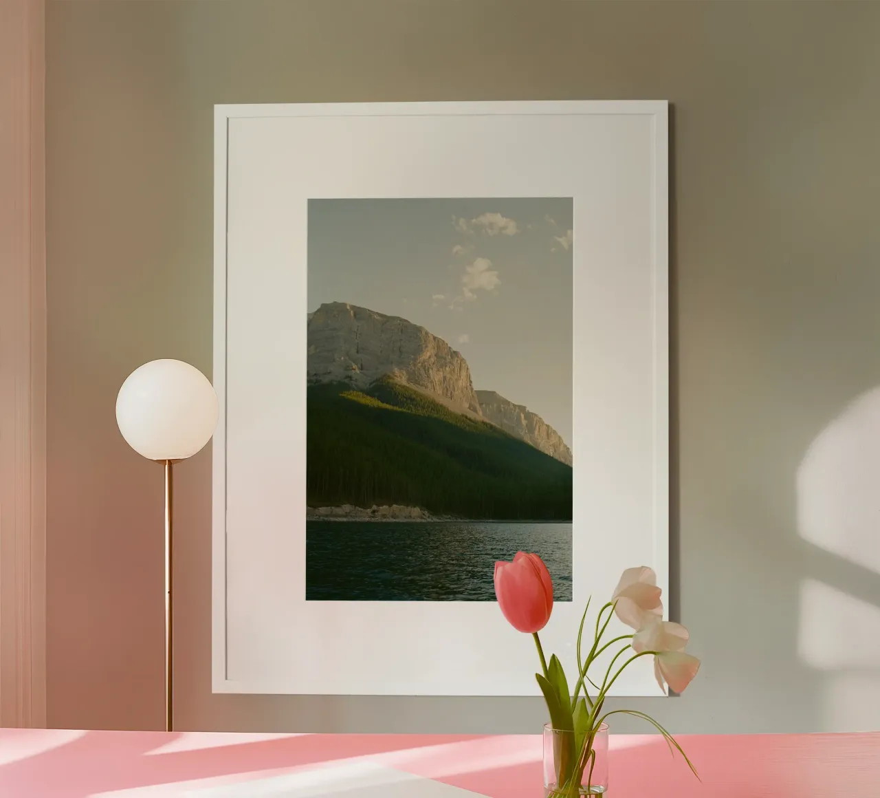 lago di montagna poster con telaio in legno da Earthly Visions