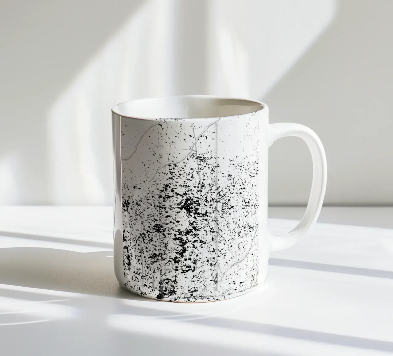 Zwart-wit inktvlek abstract kunstontwerp keramische mok van StrindesignStudio