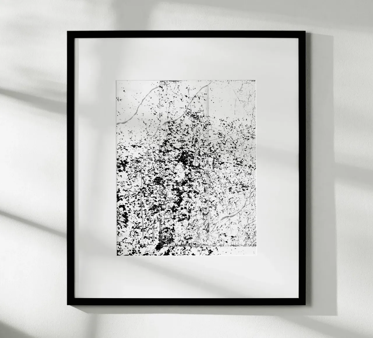Zwart-wit inktvlek abstract kunstontwerp poster met houten frame van StrindesignStudio