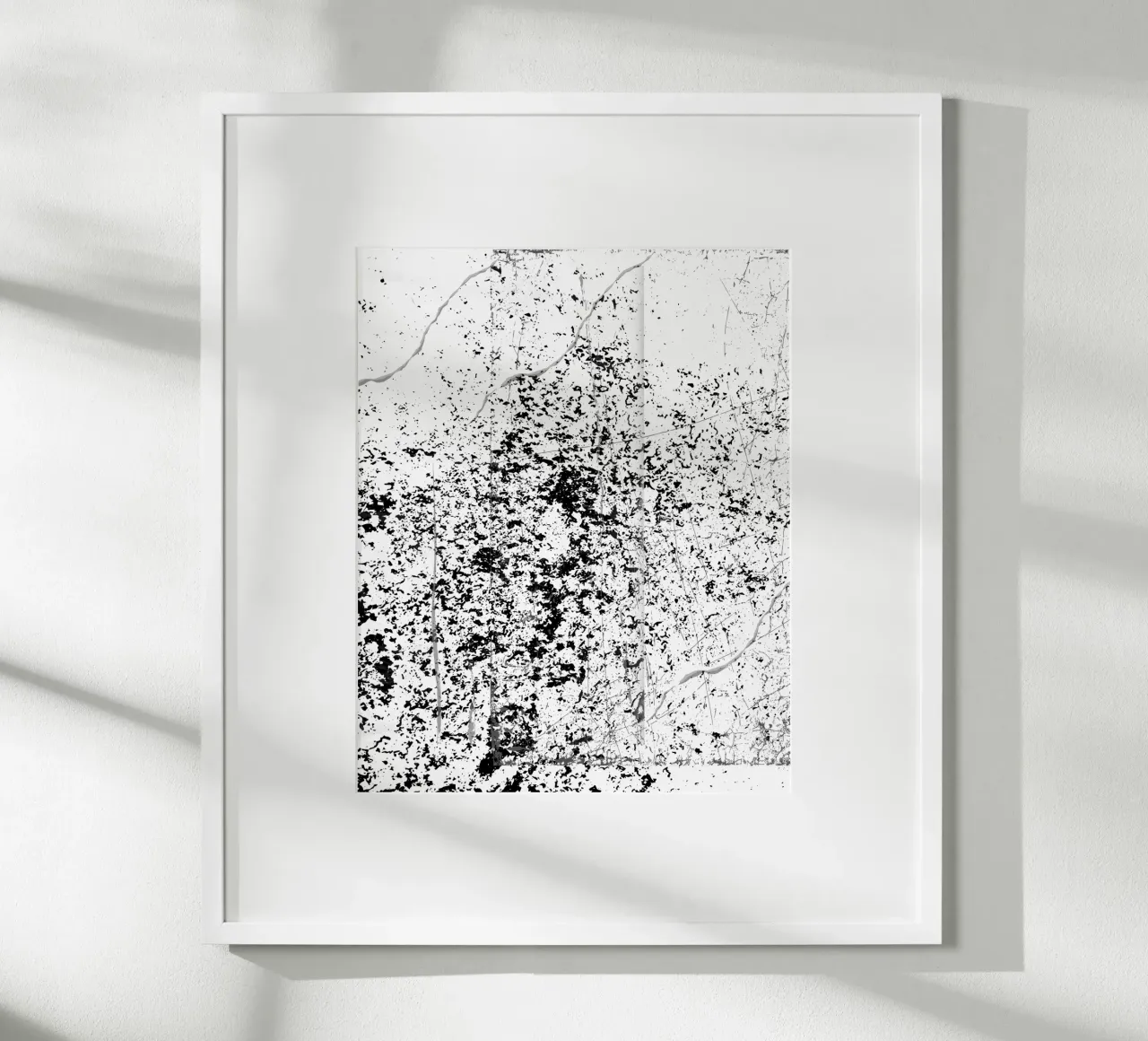 Zwart-wit inktvlek abstract kunstontwerp poster met houten frame van StrindesignStudio
